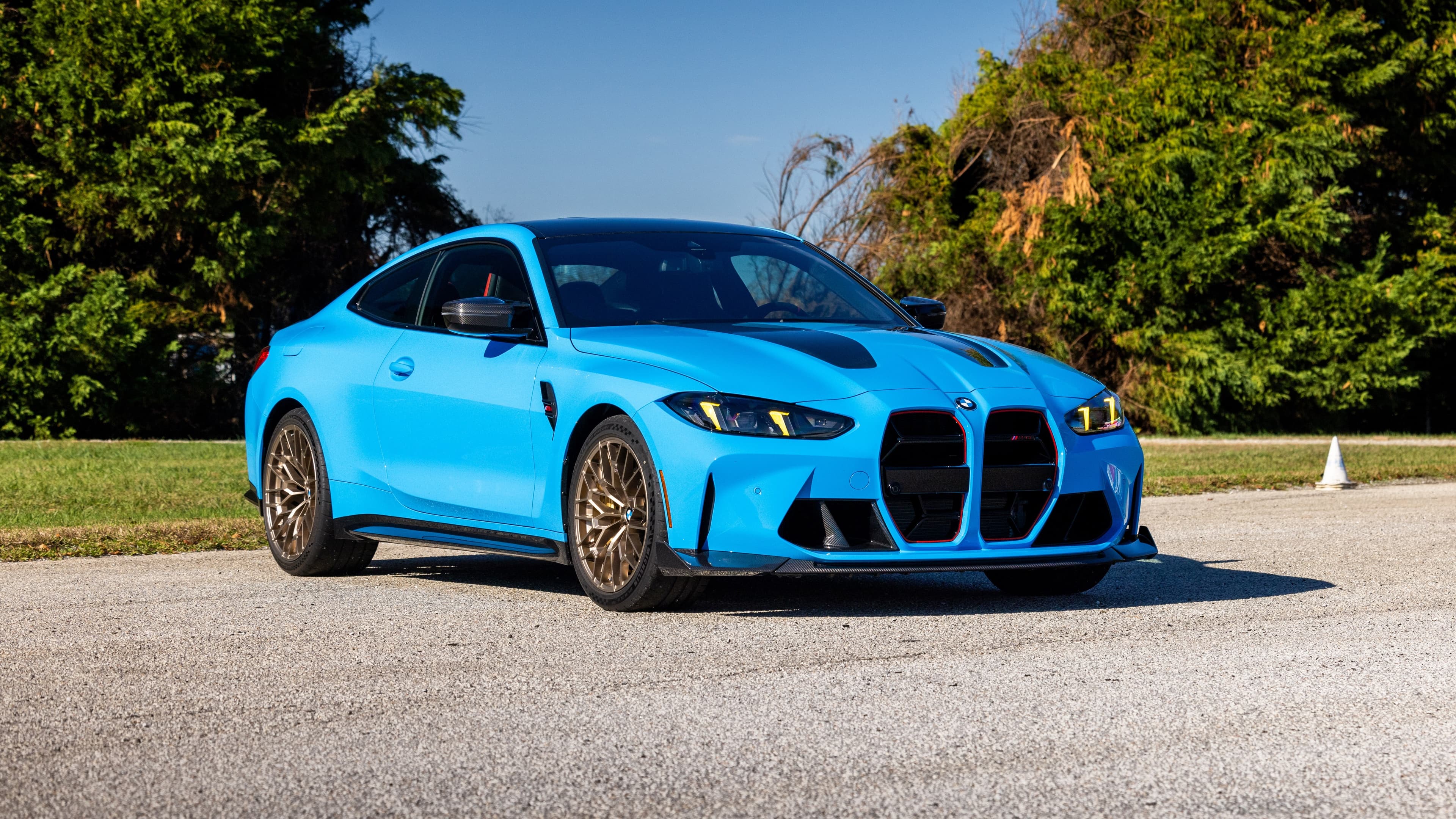Mavi BMW M4 CS, açık havada ön üç çeyrek otomobil portresi