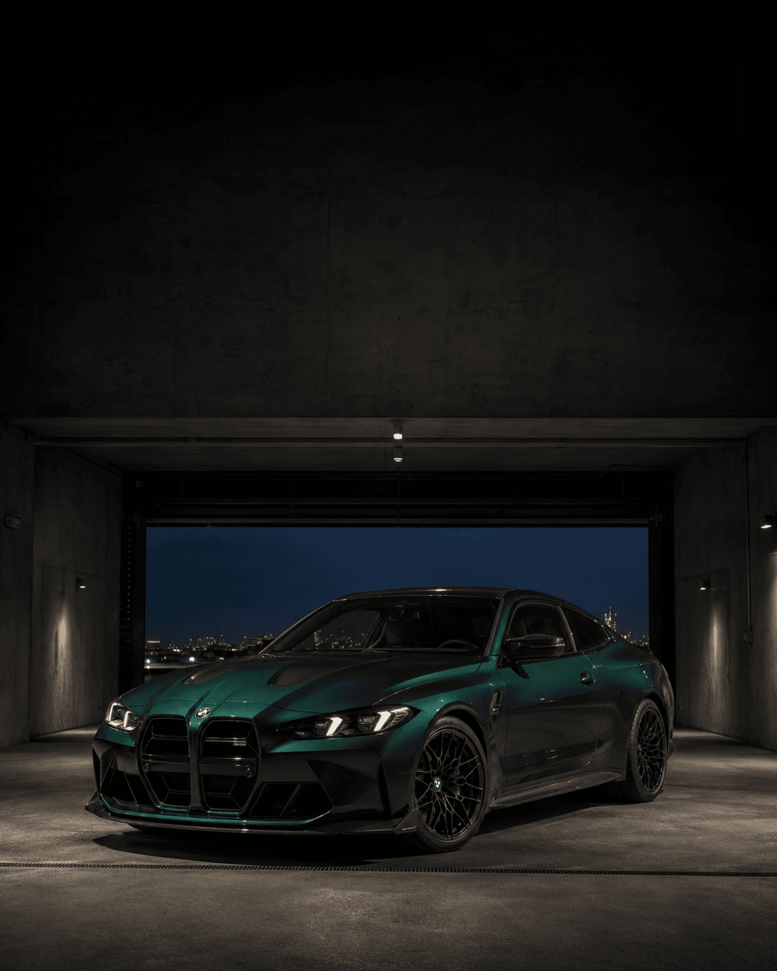 Karanlık beton garajda yeşil BMW M4 CS editoryal arşiv kapağı