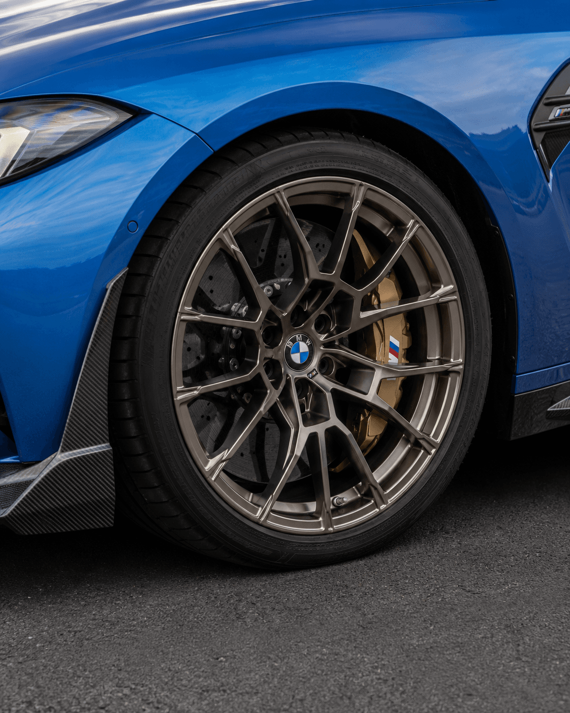 BMW M4 CS jant, fren ve karbon fiber yakın planı